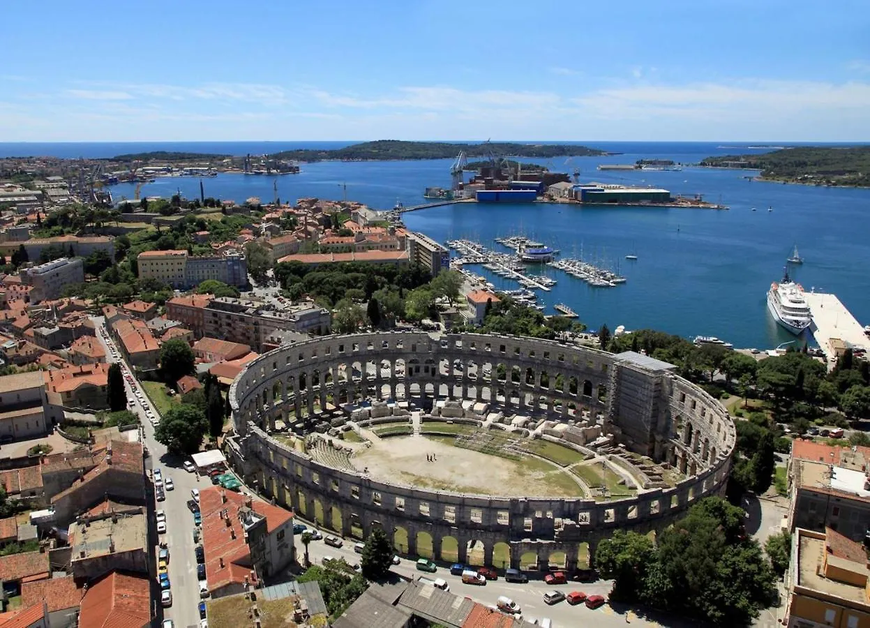 Apartments With A Parking Space Pula - 21895